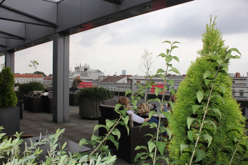 Die Dachterrasse von Galeria Karstadt am Hermannplatz gehört zum hauseigenen Le-Buffet-Restaurant. Foto: Tamara Dauenhauer 
