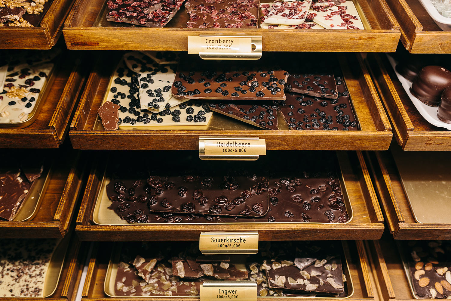 Schokolade kaufen Berlin Feine Schokolade, mit verschiedensten Zutaten, zum Beispiel Früchten, verfeinert, bietet Winterfeldt Schokoladen.