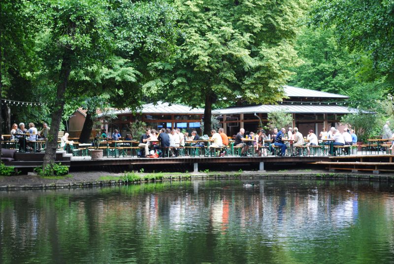 Blick auf das Café am Neuen See. Das Restaurant in Tiergarten ist noch offen restaurants tiergarten takeaway lieferservice