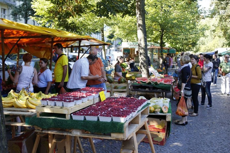 Wochenmärkte in Berlin Unter den Märkten in Berlin ein Klassiker: Der Wochenmarkt Boxhagener Platz bietet eine kulinarische Vielfalt, die sich sehen lassen kann.