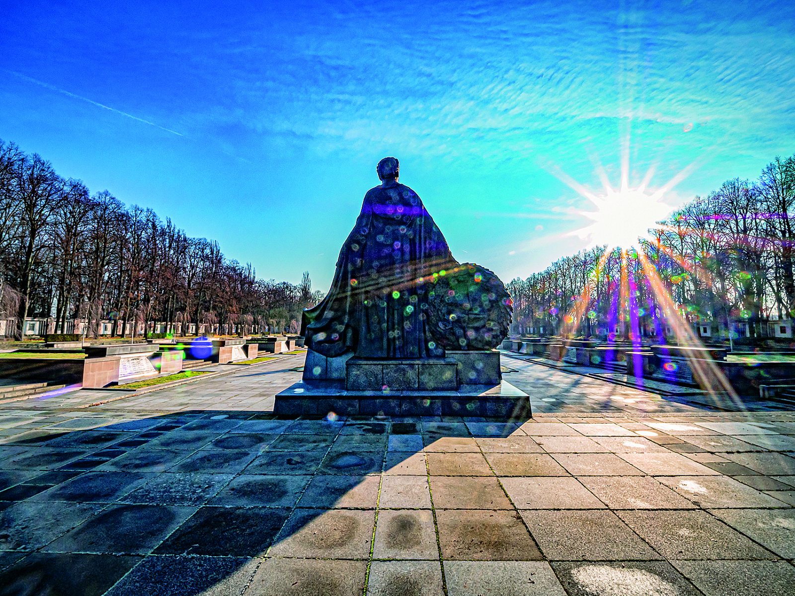 Die weitläufige Anlage des Sowjetischen Ehrenmals erinnert an die im Zweiten Weltkrieg gefallenen Rotarmisten.