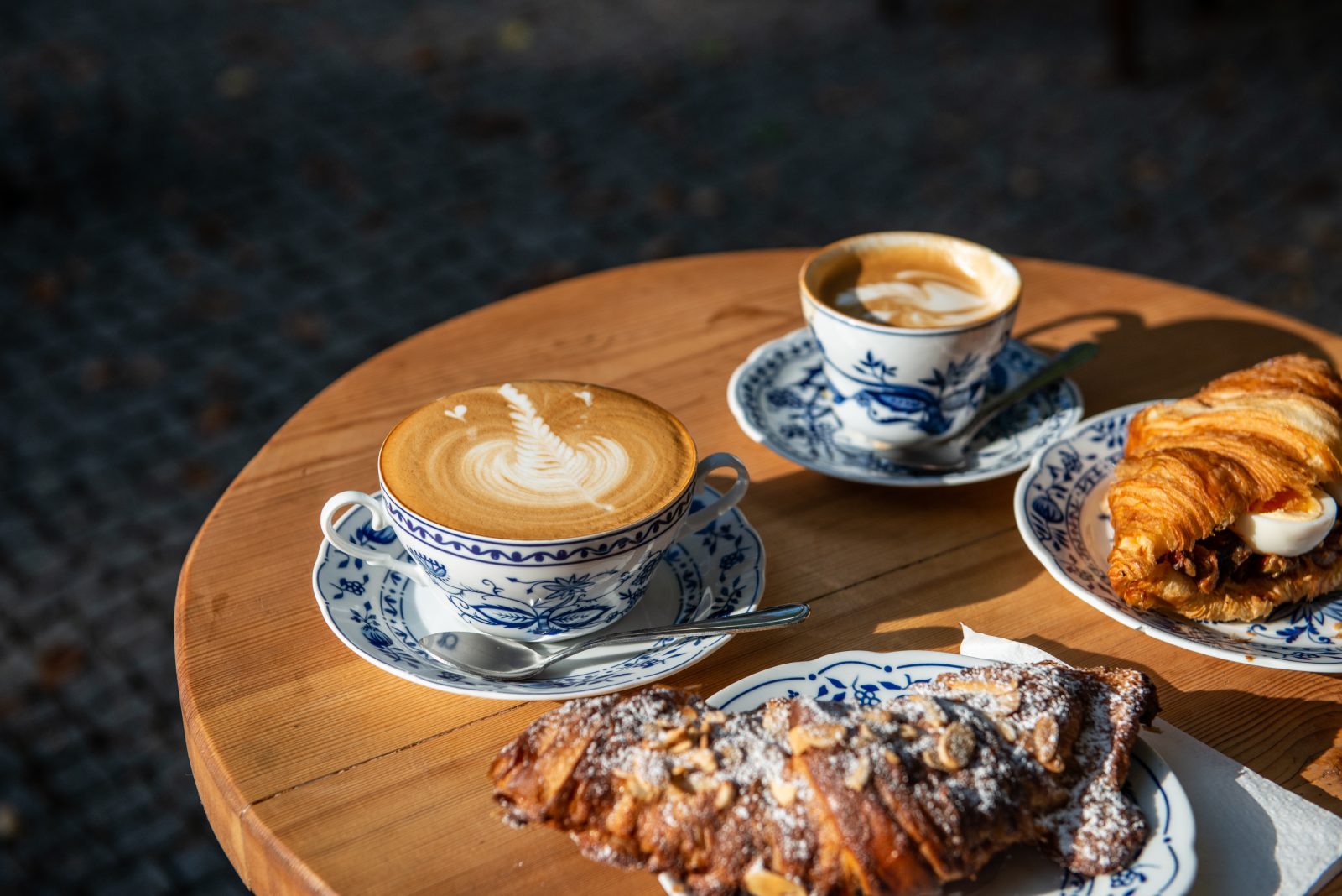 frühstücken in Berlin Das Café La Maison ist eine kulinarische Oase: Egal, ob man es morgens lieber süß oder herzhaft mag – im gemütlichen Café am Kanal kommen alle auf ihre Kosten...