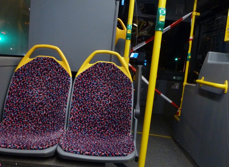 Absperrung im BVG-Bus. Wegen der Angst vor dem Corona-Virus ist der Bereich im vorderen teil des Busses gesperrt.