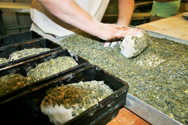 Bäckereien in Berlin Bei der Rheinischen Bäckerei Mälzer wird noch aus Tradition und Liebe gebacken.