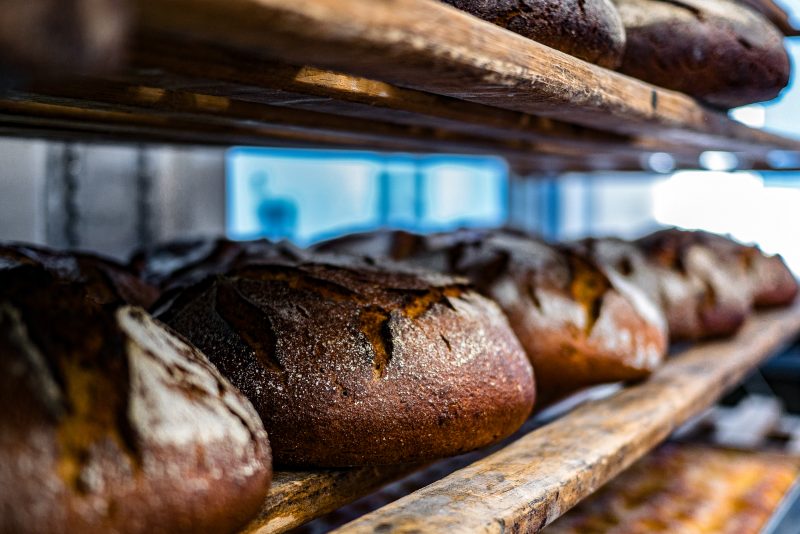 Mehrere Brote frisch aus dem Ofen. Die Bäckerei in Moabit ist noch offen.restaurants tiergarten takeaway lieferservice