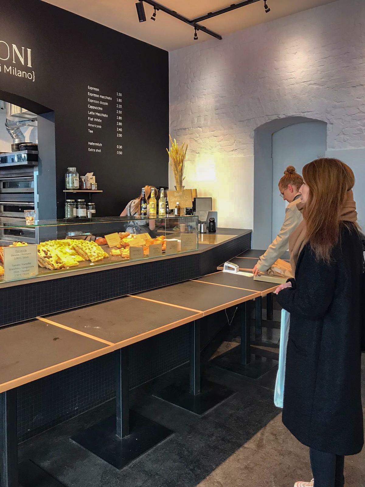 Dienstag, 17.3.2020: Tische helfen, den Abstand zwischen Kunden und Verkäufer*innen bei "Sironi" zu vergrößern. Foto: Pauline Schwarz