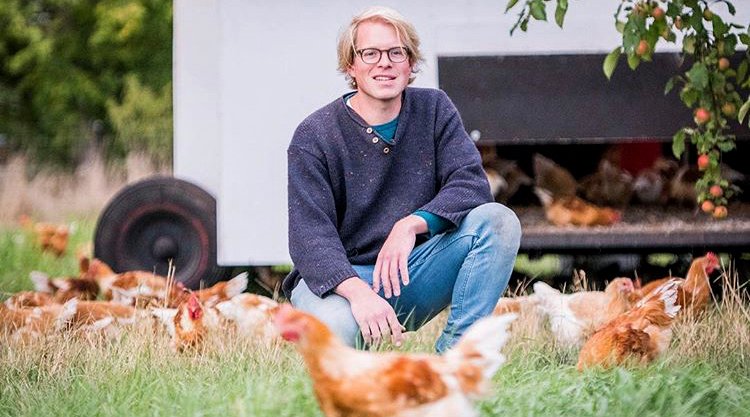 Corona Panik? Keine Spur. Lars Odefey und seine Hühner auf seinem Hof nahe der Lüneburger Heide.