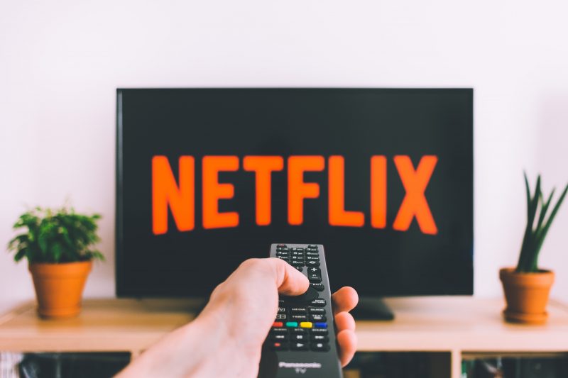 Netflix ist in Corona-Zeiten ein treuer Begleiter. Aber man sollte seinen Medienkonsum kontrollieren.