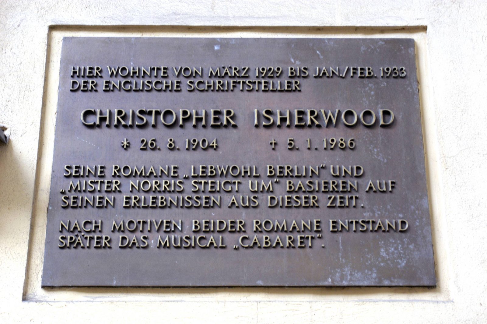 Gedenktafel für den englischen Schriftsteller Christopher Isherwood an der Nollendorfstraße 17. Foto: Imago/Manja Elsässer