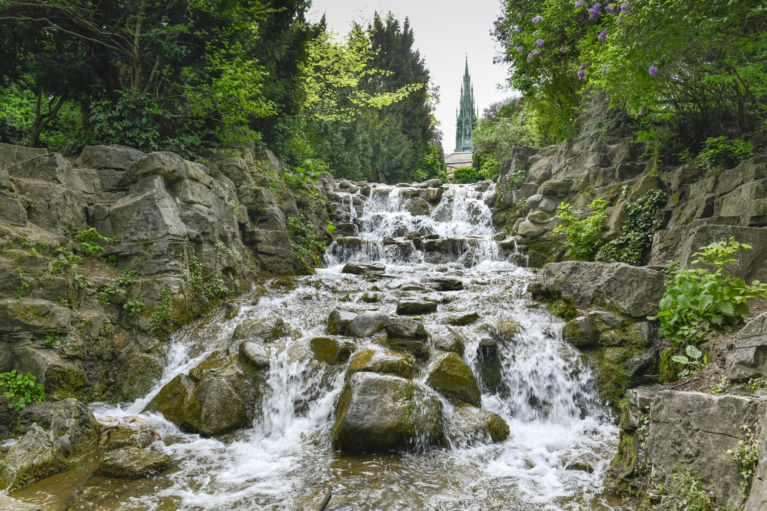 Parks in Berlin Am Wasserfall im Viktoriapark kann man man wunderschöne Fotos machen und sich in eine andere Welt träumen.