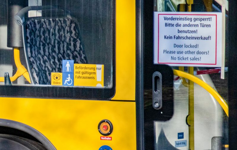 Montag, 16.3.2020: Busse haben mittlerweile einen einheitlichen Aushang, der darauf hinweist, dass der Einstieg nur noch über die hintere Tür erlaubt ist. Foto: imago images / Andreas Gora 