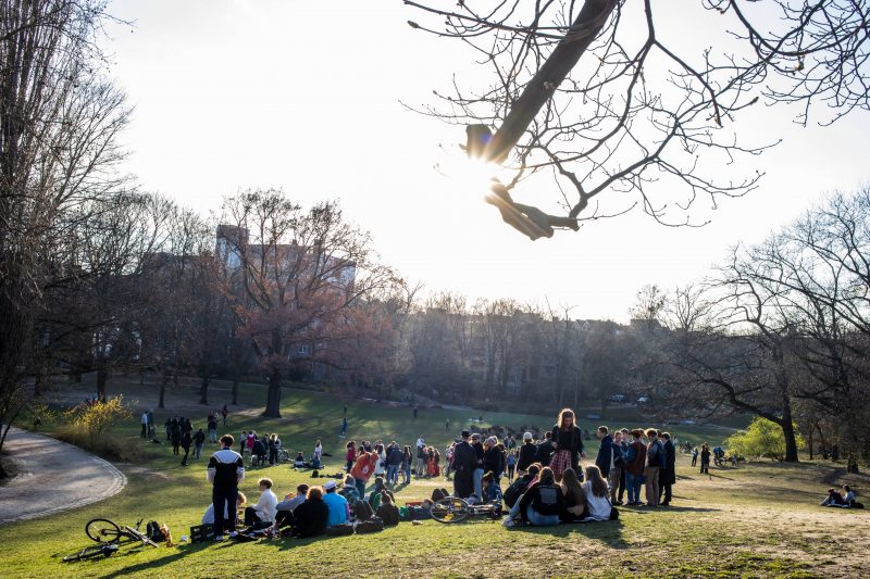 Im Stadtpark Wilmersdorf in Berlin versammeln sich am 16. März 2020 junge Menschen trotz der Aufforderung wegen der Corona-Pandemie soziale Kontakte zu meiden.
