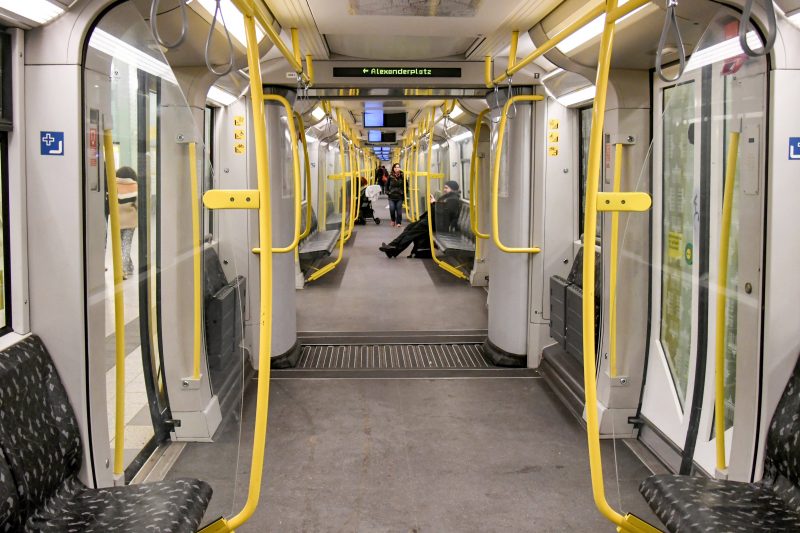 Corona-Blog Berlin: Leere Tram am Alexanderplatz - die BVG dünnen den Fahrplan aus.