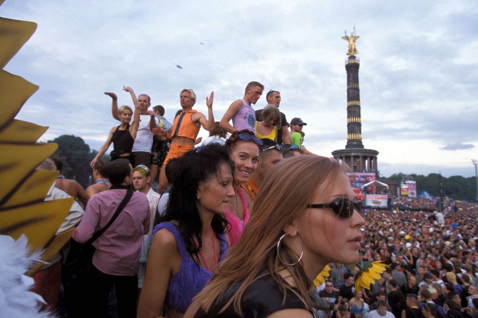 Fest der Liebe und Riesenrave an der Siegessäule. Die Loveparade auf dem Höhepunkt ihrer Popularität. 