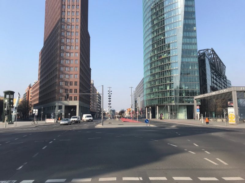 Der Potsdamer Platz in Berlin ist wegen der Corona-Krise leer.