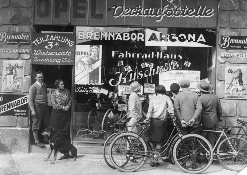 Fahrradgeschäft Kuschkow, Hermannplatz, Neukölln, 1926. Foto: Museum Neukölln