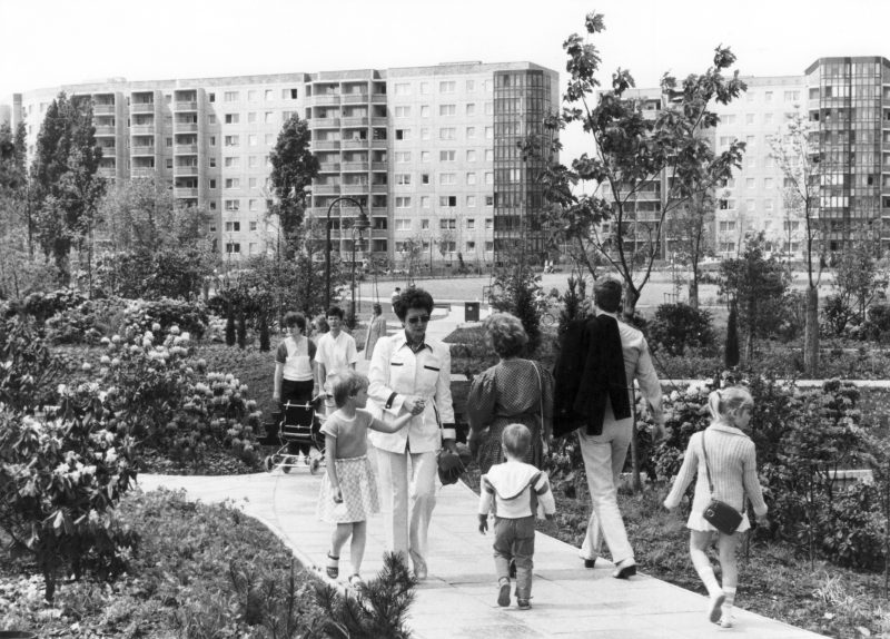 Spaziergänger in der Wohn- und Grünanlage des Ernst-Thälmann-Parks, Prenzlauer Berg, 1986. Foto: Museum Pankow