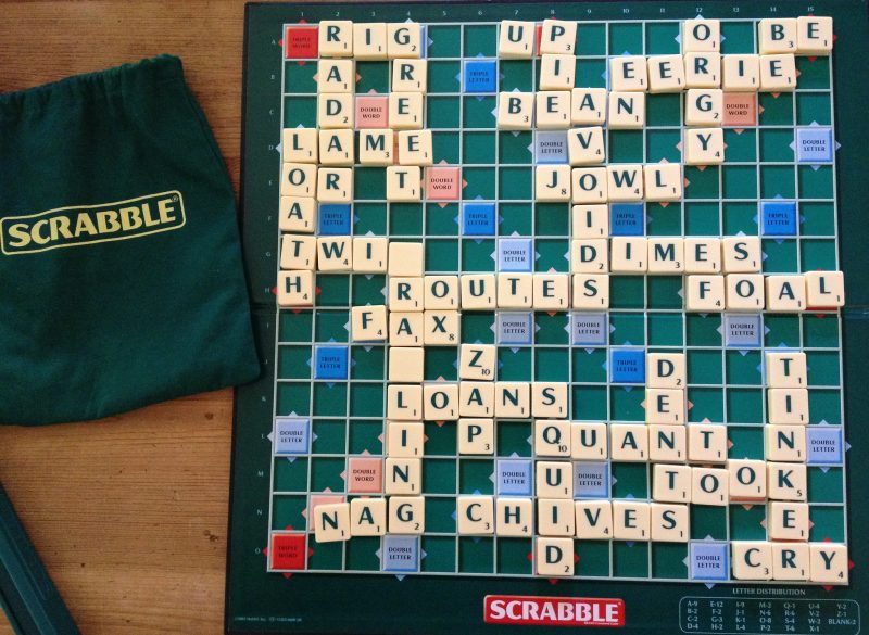 Das perfekte Spiel für alle, die Worte und Strategie lieben: Scrabble. Außerdem kann man es sehr gut zu zweit zu Hause spielen. 