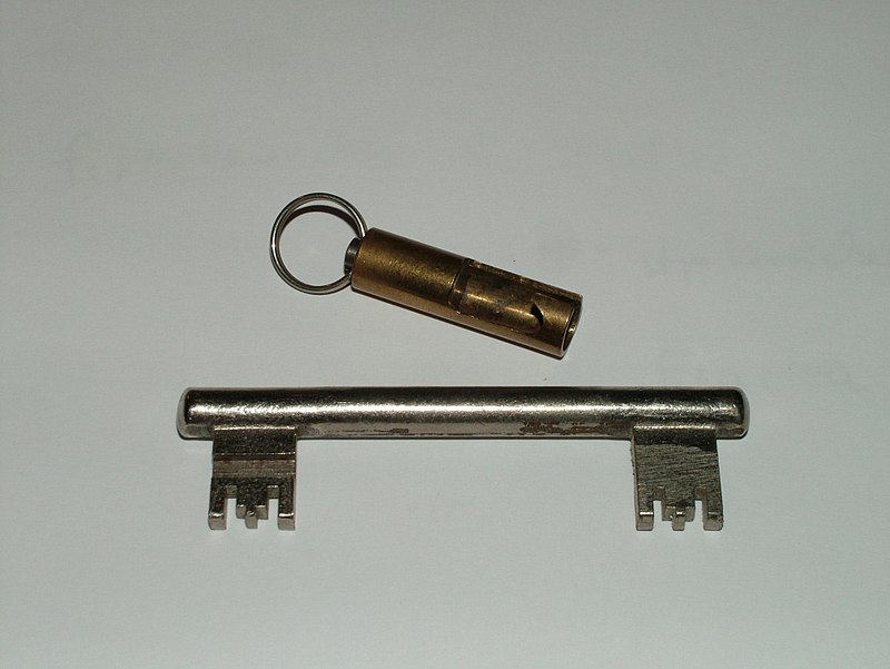 Auch der Berliner Schlüssel bzw. Durchsteckschlüssel für die Haustüren war so eine Eigenheit.