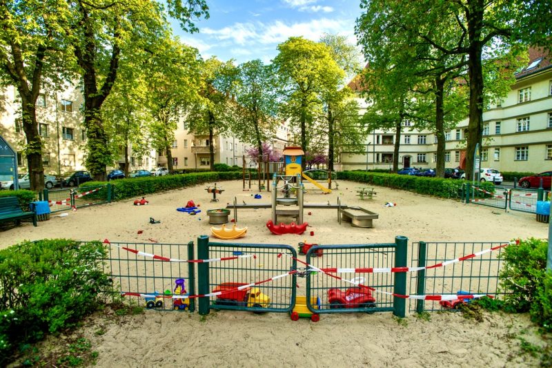 Bald offen: Ein leerer Spielplatz in den Ceciliengärten in Friedenau. Foto: Imago/Bach