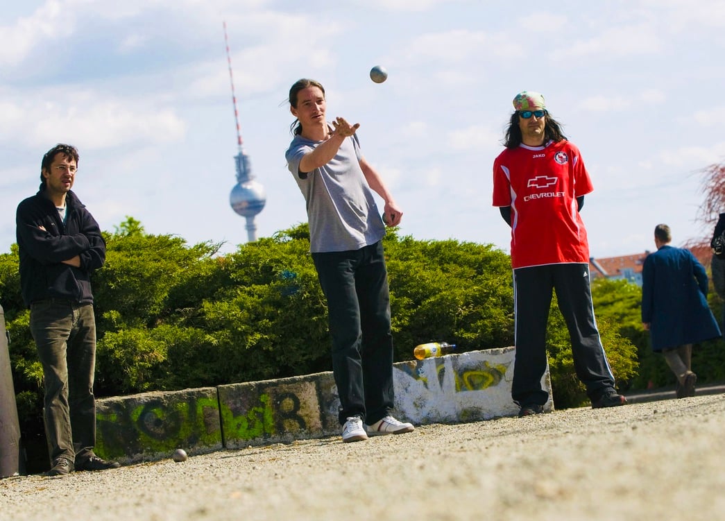 Boule spielen in Berlin: Boule mit Fernsehturm im Rücken: Das geht im Mauerpark.