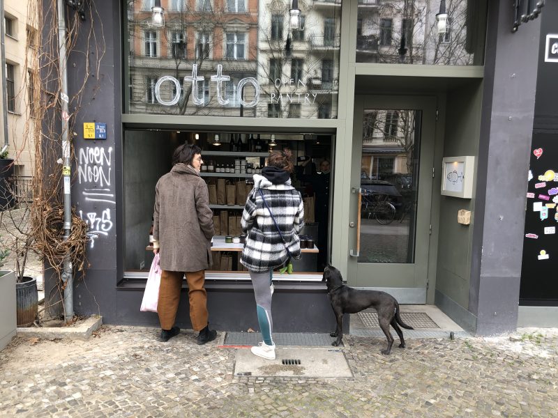Zwei Frauen und ein Hund am Fenster des Restaurant Otto im Prenzlauer Berg. Das Restaurant Otto im Prenzlauer Berg ist noch offen – wenn auch auf andere Art und Weise als gewohnt.  