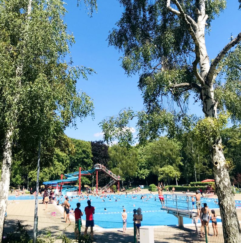 Das Sommerbad Humboldthain ist umgeben von Bäumen und Natur und ist daher auch eines der beliebtesten Schwimmbäder.    Foto: Sebastian Scherer