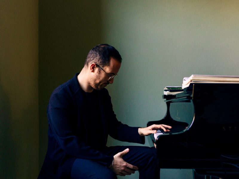 Igor Levit ist gefeierter Pianist. Mit seinen täglichen Livestreams ist er auch zu einer Internet-Berühmtheit geworden, nicht nur in Berlin. Foto: Robbie Lawrence