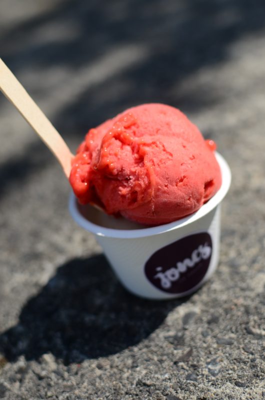 Schöneberg Restaurants Lieferung Take-Away Jones Icecream Erdbeereis im Becher