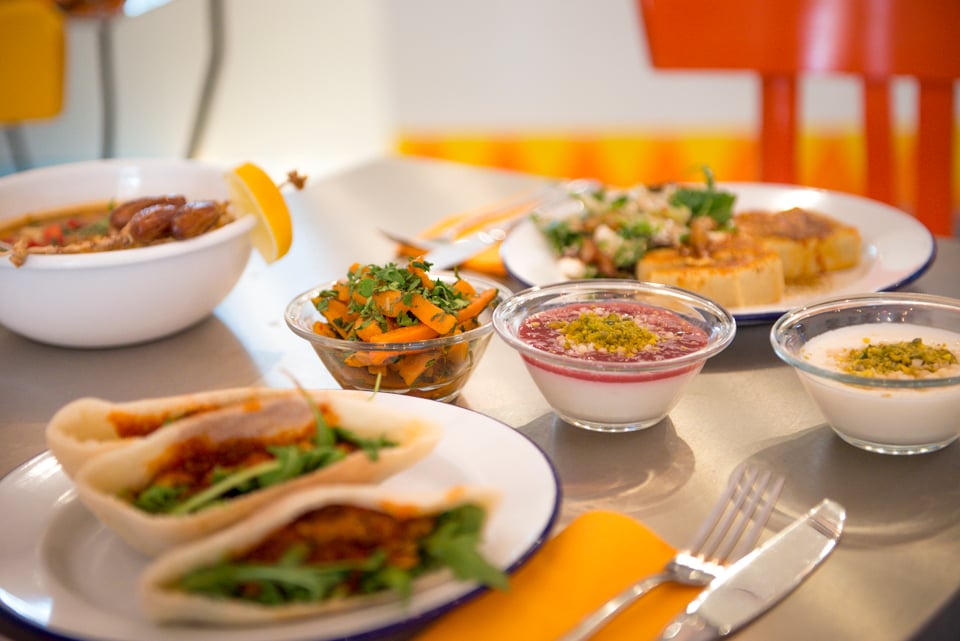 Gedeckter Tisch bei Koshary Lux. Das Charlottenburger Restaurant bietet in Berlin Iftar-Pakete zu Ramadan an.