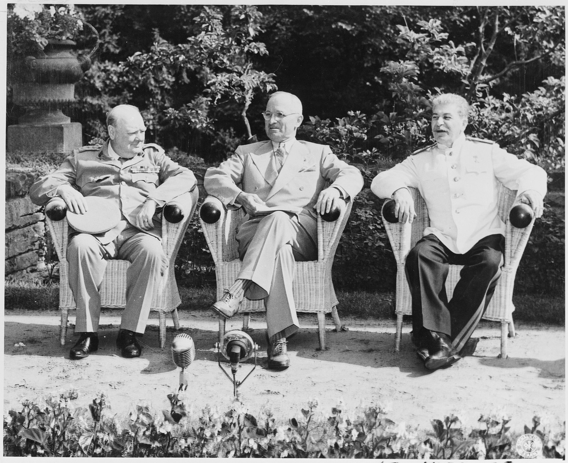 Winston Churchill, Harry S. Truman und Josef Stalin (v. l.) kamen in Cecilienhof zusammen. Das gleiche Motiv entstand noch einmal am Ende der Potsdamer Konferenz, dann allerdings mit dem neuen englischen Premierminister Clement Attlee. Foto: gemeinfrei