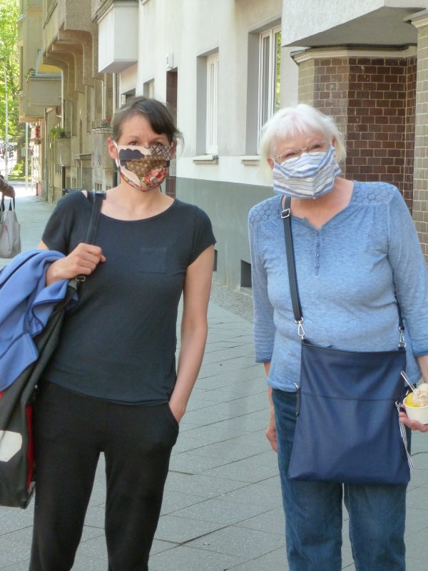 Wenn ich in Berlin mit meiner Mutter unterwegs bin, setze ich die Maske natürlich ebenfalls auf: Um sie vor mich zu schützen.