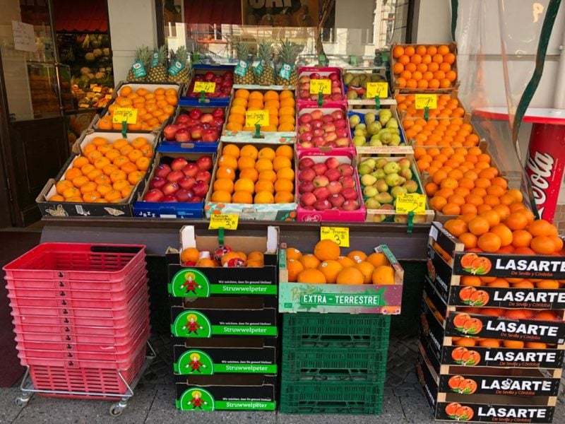 Trotz der Corona-Pandemie hat ein Obsthändler in Charlottenburg noch geöffnet.