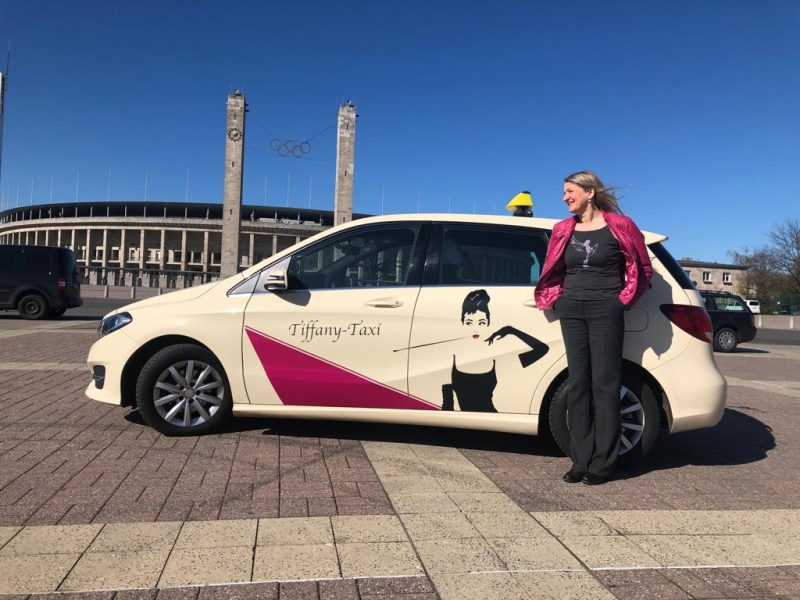 Die Taxifahrerin Sonja ist auch während der Corona-Krise mit ihrem "Tiffany-Taxi" in Berlin unterwegs
