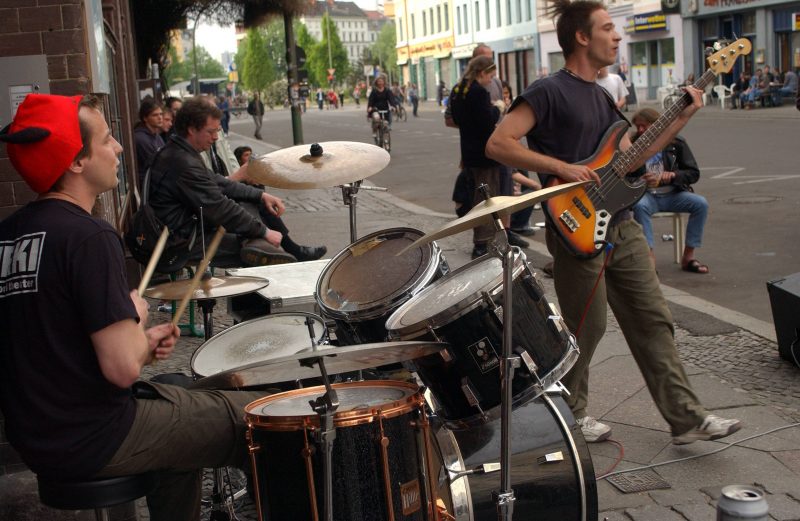 Die Chuck Norris Band spielt beim Myfest 2004 auf der Oranienstraße in Kreuzberg.