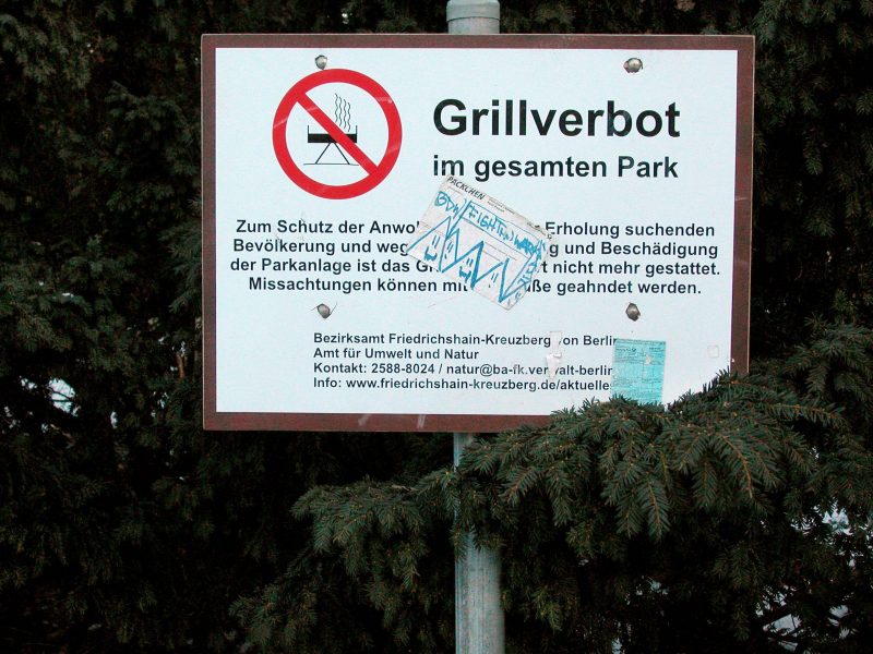 Egal, wie beklebt das Schild im Viktoriapark ist - Grillen bleibt verboten.