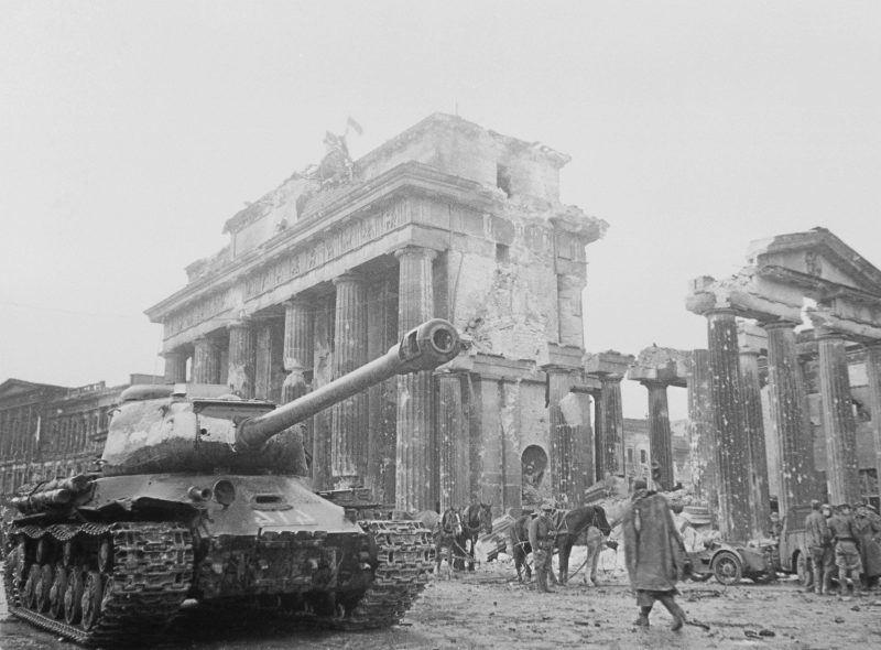 75 Jahre Kriegsende: Panzer vor dem zerstörten Brandenburger Tor in Berlin, Anfang Mai 1945. 