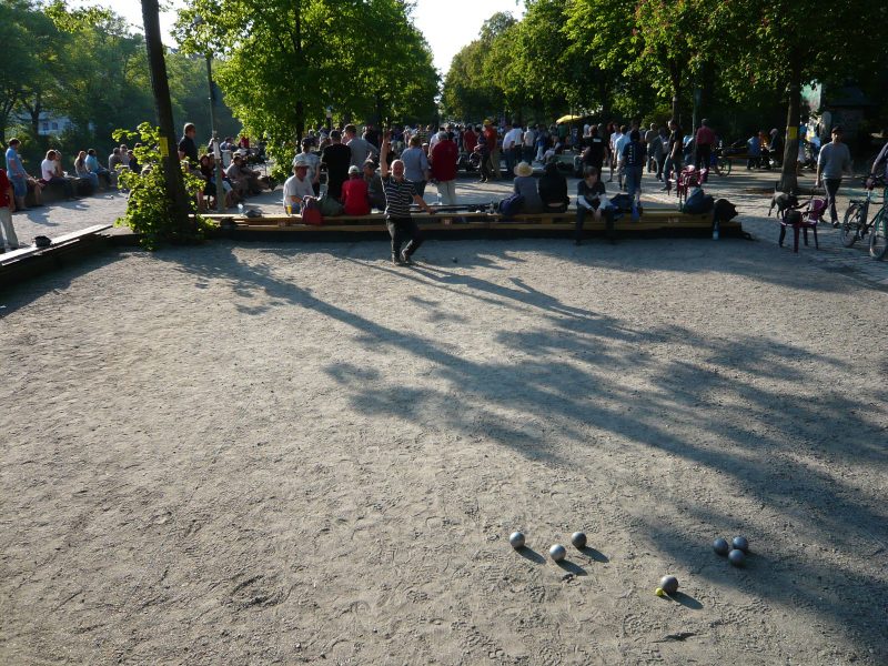 Boule spielen in Berlin: So voll ist es nicht immer am Boule-Platz am Paul-Lincke-Ufer. Hier findet gerade ein Turnier statt. 