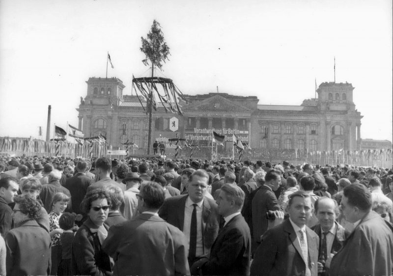 Demonstration zum 1. Mai 1965 in West-Berlin vor dem Reichstag.