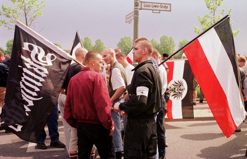 NPD-Aufmarsch am 1. Mai 2000: Mehr als tausend Rechtsextremisten von der NPD, sogenannten Freien Kameradschaften und Skinheads demonstrierten auf einer Kundgebung in Hellersdorf unter dem Motto "Arbeit zuerst für Deutsche". 