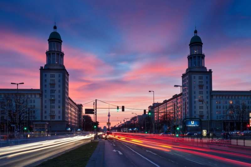 Die bekanntesten Zwillingstürme Berlins stehen am Frankfurter Tor in Friedrichshain. 