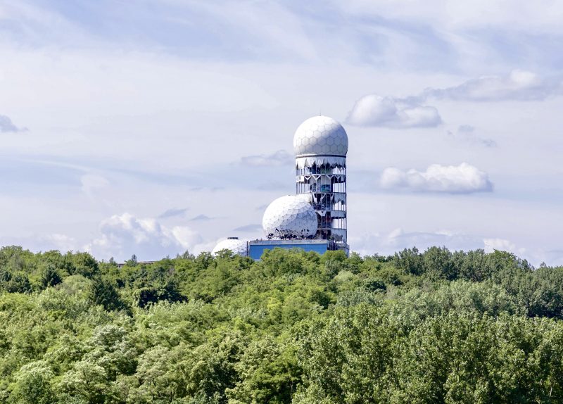 Die drei weißen Kuppeln über dem Grunewald gehören zur ehemaligen US-Abhöranlage. Foto: Imago/STPP