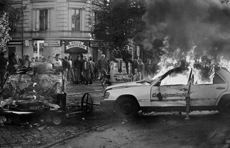 Berlin - 1. Mai 1989 Während und nach der revolutionären 1. Mai-Demo kam es in den Bezirken Kreuzberg und Neukölln zu schweren Ausschreitungen. Das Foto zeigt ein brennendes Taxi.