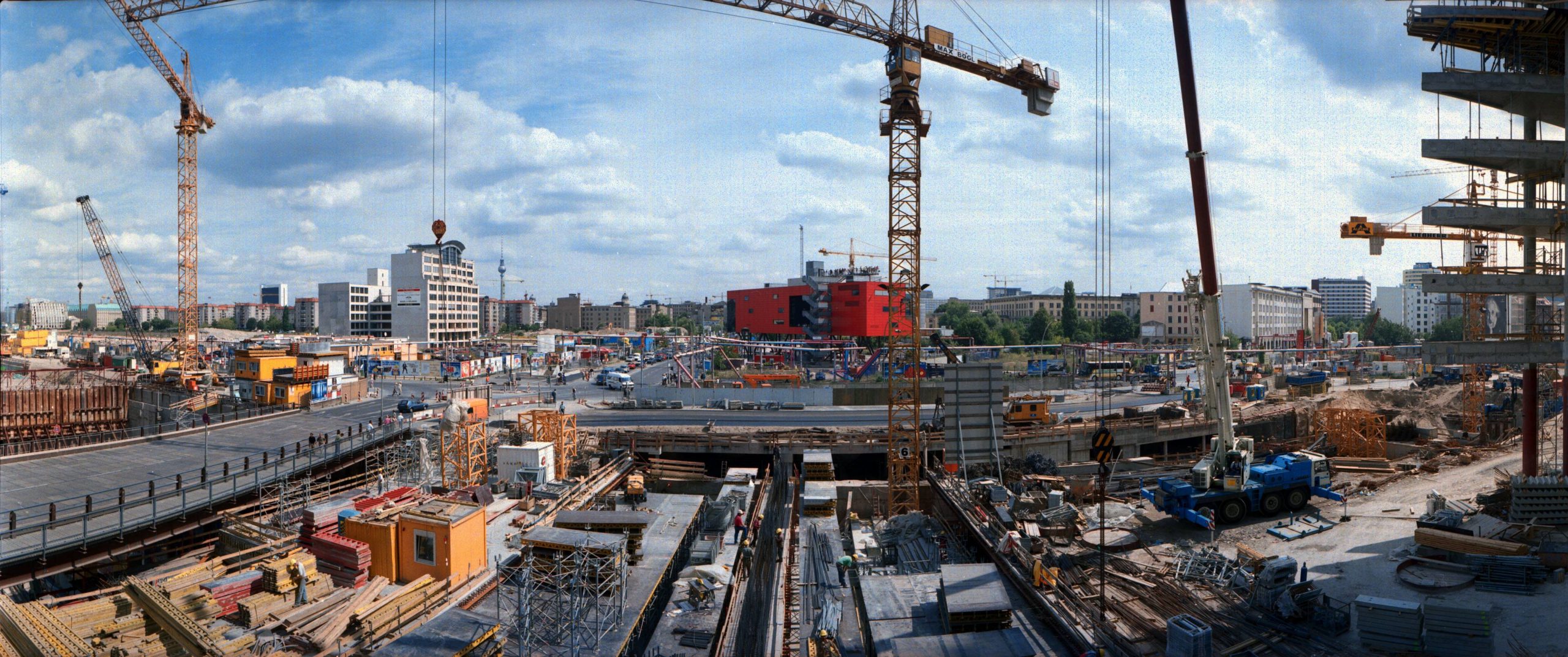 Der Potsdamer Platz galt in den 1990er-Jahren als das gewaltigste Bauvorhaben in Berlin seit Jahrzehnten und war seinerzeit die größte Baustelle in Europa. 