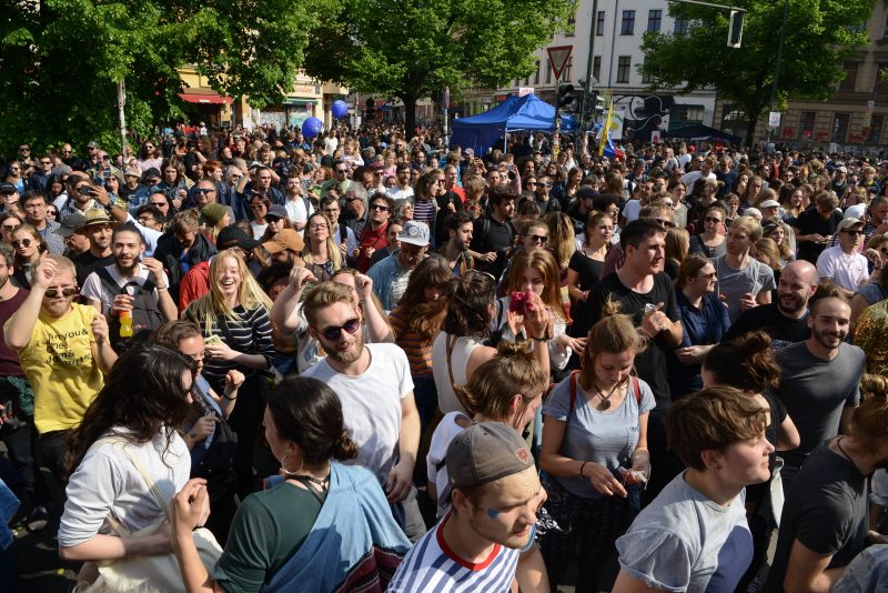 Das Myfest ist ein riesiger Erfolg und verwandelt Kreuzberg rund um den 1. Mai in ein gewaltiges Open-Air-Festival mit Konzerten, Fast Food und Drinks.