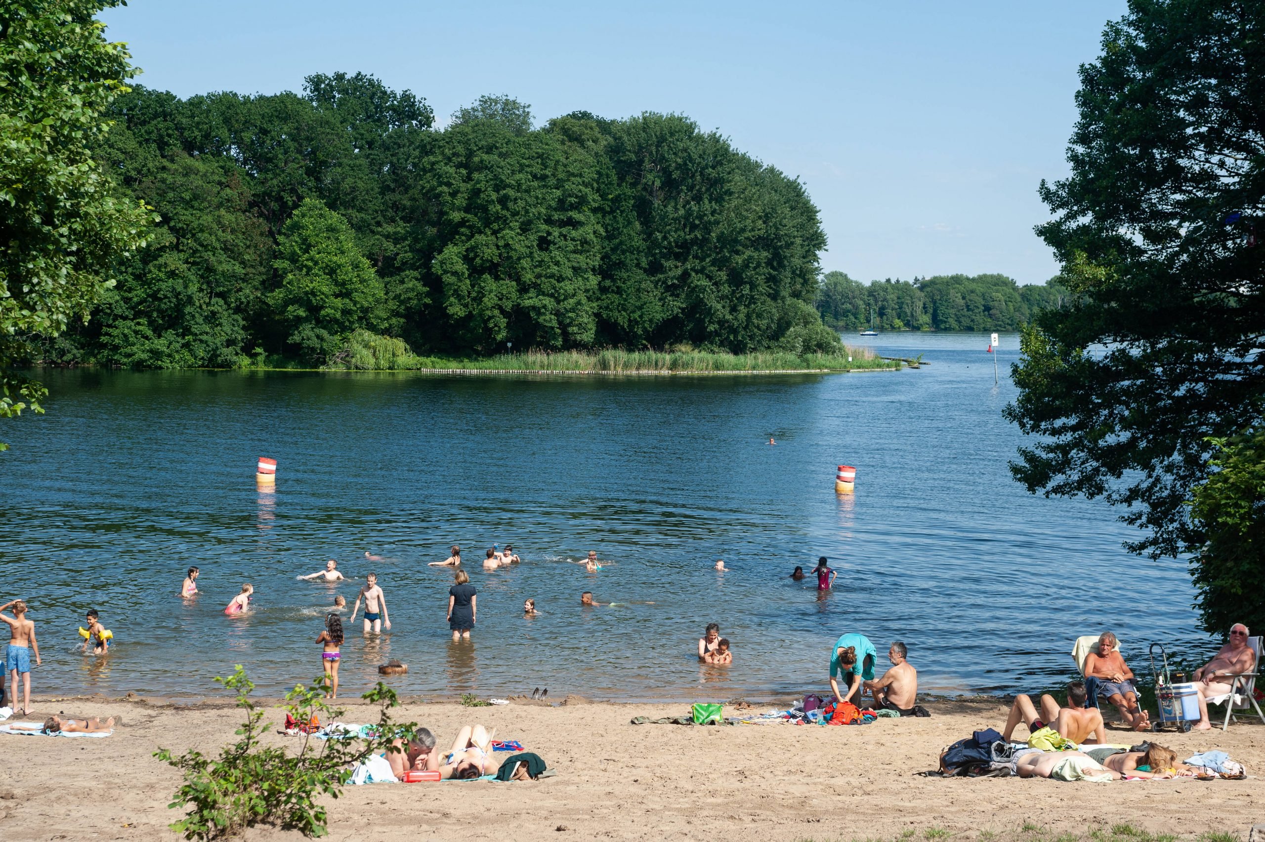 Der Tegeler See bietet gleich mehrere Badestellen – er ist der zweitgrößte See der Stadt.