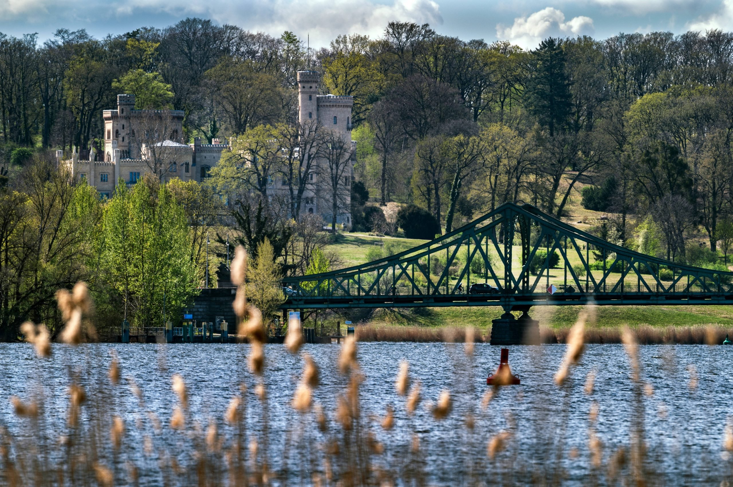 Blick nach Potsdam über den Jungfernsee – mit Schloss Babelsberg und der Glienicker Brücke. Foto: Imago/Camera4