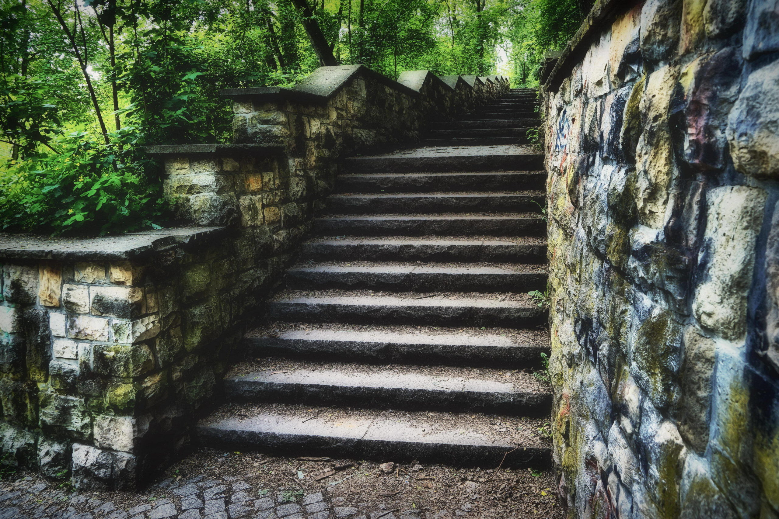 Verwunschen: Diese Treppe im Volkspark Friedrichshain führt zum Großen Bunkerberg, im Volksmund Mont Klamott. Foto: Imago/Pop-Eye