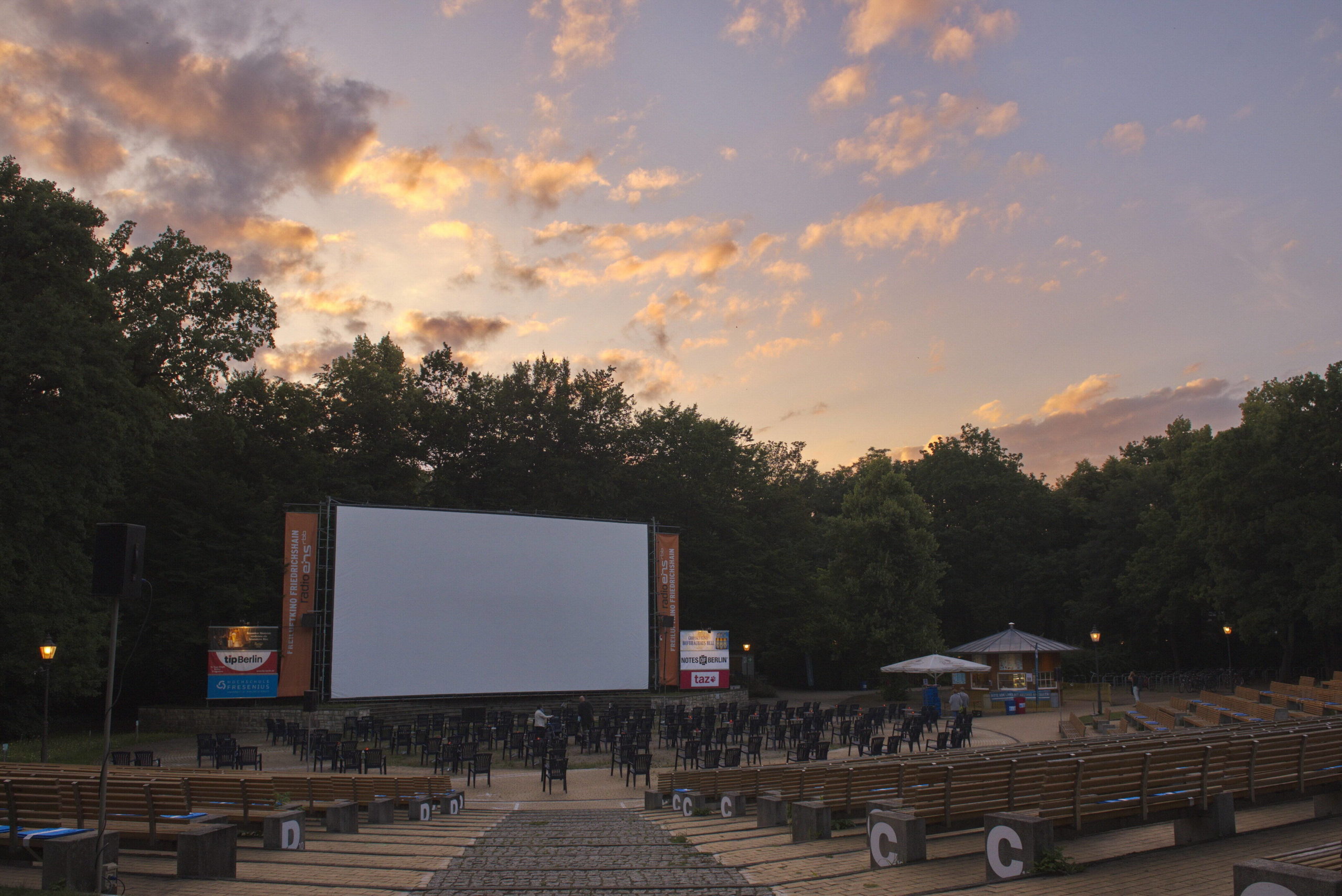 Im Sommer werden nach Sonnenuntergang Filme im Freiluftkino Friedrichshain gezeigt. Foto: Imago/Pop-Eye