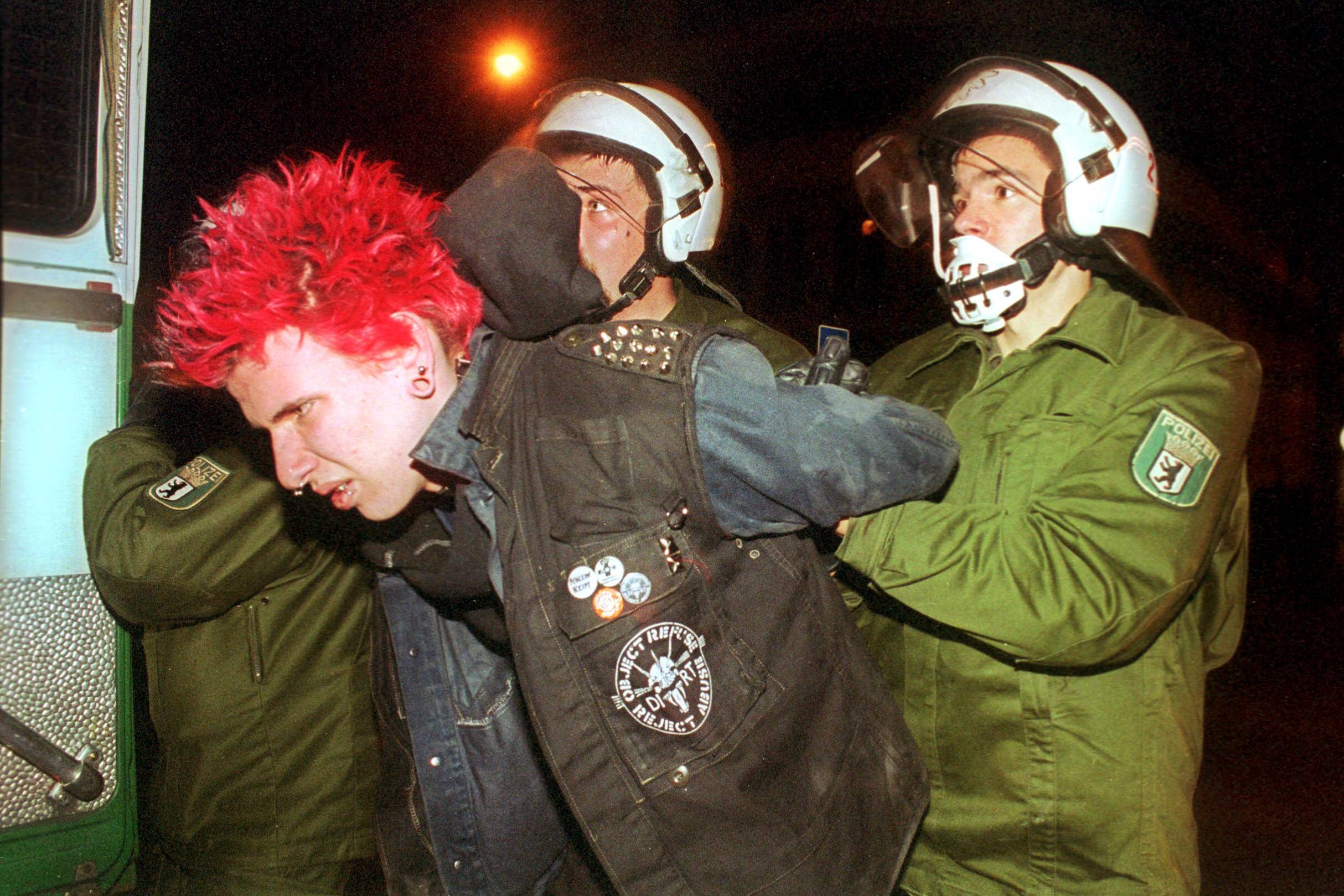 Ein Punk wird in Berlin verhaftet. Walpurgisnacht, Prenzlauer Berg.